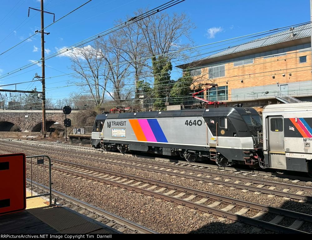 NJT 4640 heads west